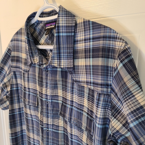 Patagonia Shirt - Plaid short sleeve button down - Men's large Blue - Picture 4 of 11
